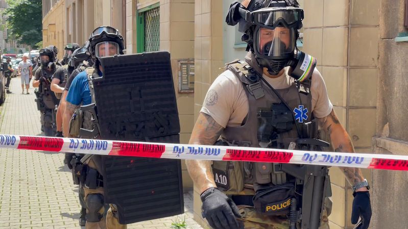 Výbuch nástražného systému v pražském bytě zranil policistu